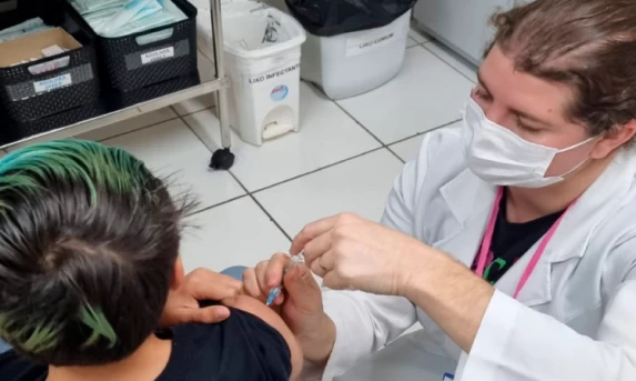 Governo do Paraná lança campanha de vacinação nas escolas públicas e privadas.