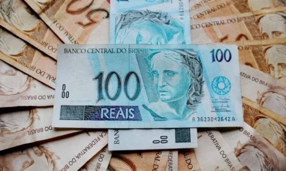 Governo Lula arrecada R$ 234,6 bi em junho, valor recorde no mês.