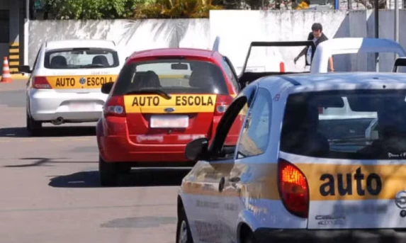 Governo quer acabar com a obrigatoriedade de aulas em autoescolas para tirar a CNH