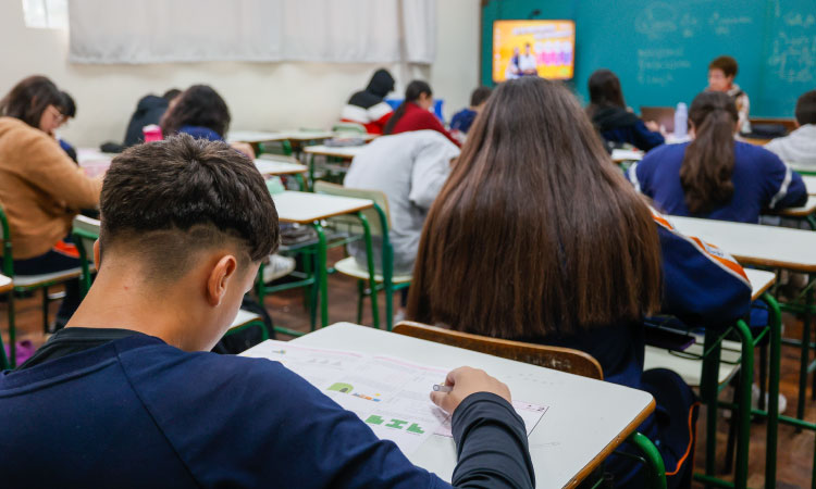 Governo regulamenta programa de educação em tempo integral na rede estadual