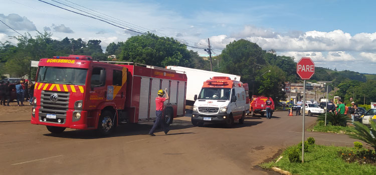 GUARANIAÇU: Acidente entre caminhão e motocicleta deixa vítima fatal no perímetro urbano, trevo de acesso ao Bairro Jardim Real.
