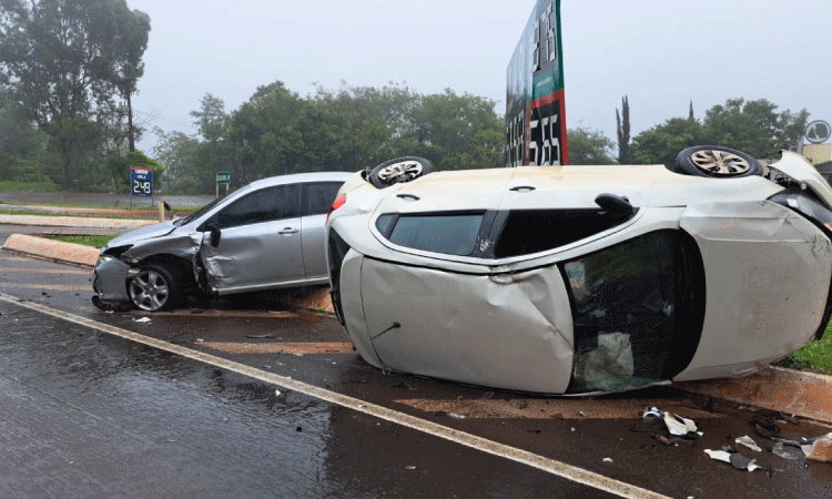 GUARANIAÇU: Acidente entre veículos deixa duas pessoas feridas no Km 530 da BR 277