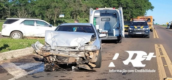 GUARANIAÇU: Acidente no trevo de acesso ao município deixa três vítimas com ferimentos leves.