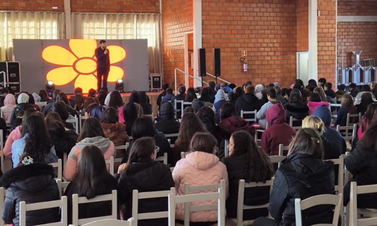 Guaraniaçu: Alunos da rede municipal e estadual de ensino participam das ações de conscientização do mês Maio Laranja.