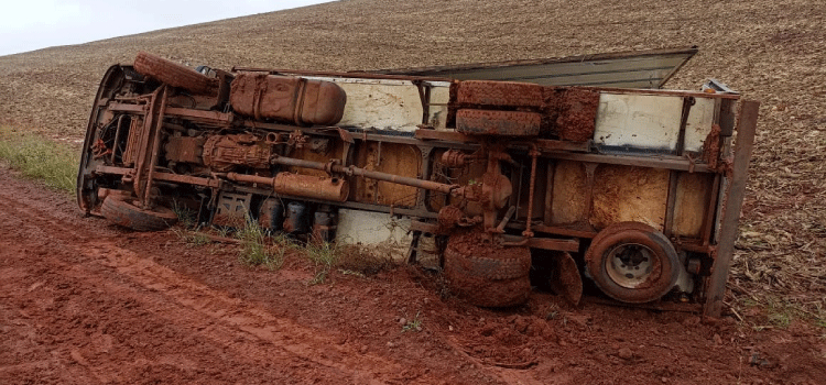 GUARANIAÇU: Caminhão que levava alimentos para a escola do Guaporé tomba na PR 471.