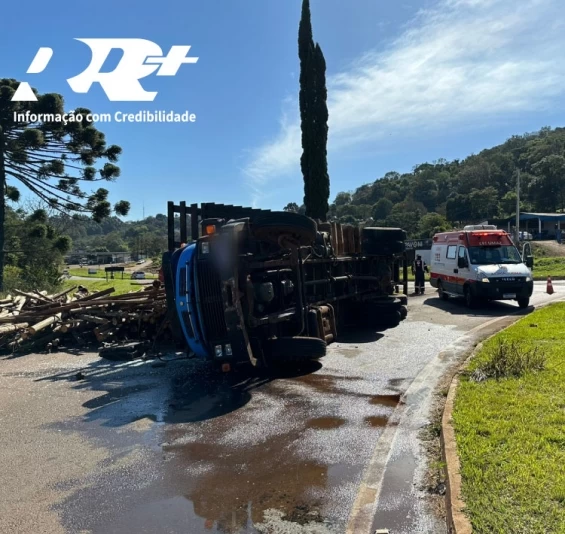 GUARANIAÇU: Caminhão tomba no KM 518 da rodovia Br 277, trevo de acesso a Guaraniaçu saída para Curitiba.