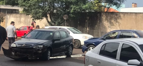 GUARANIAÇU: Colisão frontal envolvendo dois veículos é registrada no centro da Cidade.