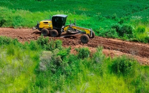 Guaraniaçu: Estradas da zona rural da Planaltina recebem atenção especial às vésperas da safra e do retorno escolar.