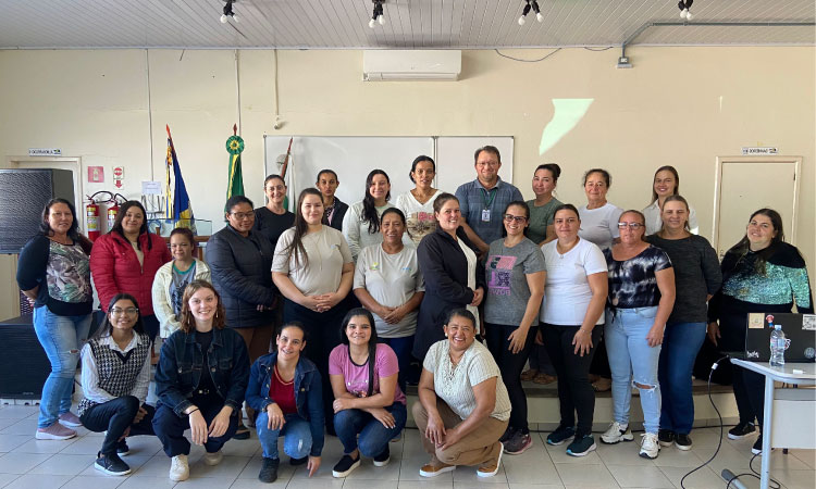 GUARANIAÇU: Formação valoriza merendeiras e zeladoras da rede municipal de ensino.