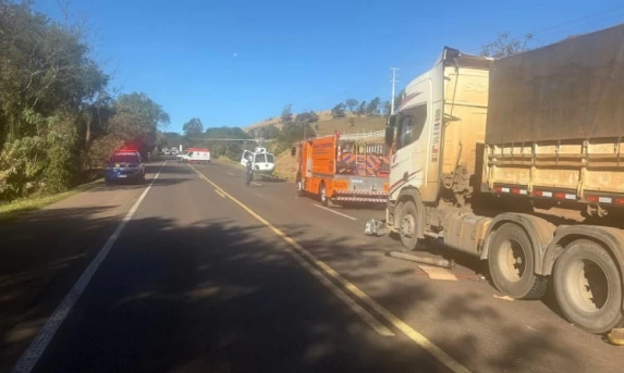 GUARANIAÇU: Grave colisão entre carro e caminhão deixa dois feridos na BR-277