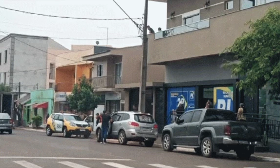 GUARANIAÇU: Homem é detido por Porte Ilegal de Arma de Fogo em frente ao Comitê Eleitoral “22”.