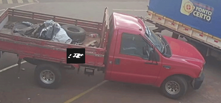 GUARANIAÇU: Imagens mostram dois elementos praticando o furto de uma Camionete no centro da cidade.