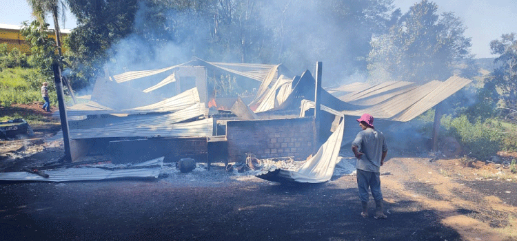 GUARANIAÇU: Incêndio destrói residência e veículo na comunidade de Nova Brasília.