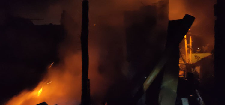 GUARANIAÇU: Incêndio registrado na madrugada desta segunda-feira, destrói residência no bairro Santa Clara.