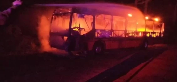 GUARANIAÇU:  Ônibus é consumido pelo fogo em estrada rural do município.