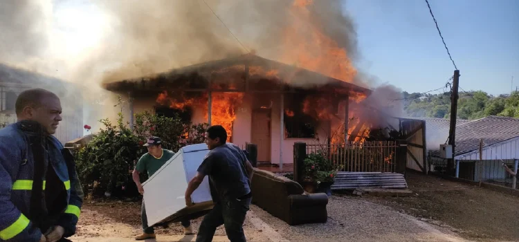 GUARANIAÇU: Residência incendeia e fogo espalha para casas próximas.