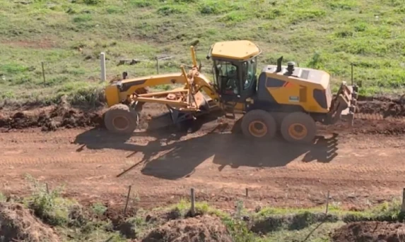 GUARANIAÇU: Secretaria de Viação e Obras executa melhorias nas estradas do Borminha.