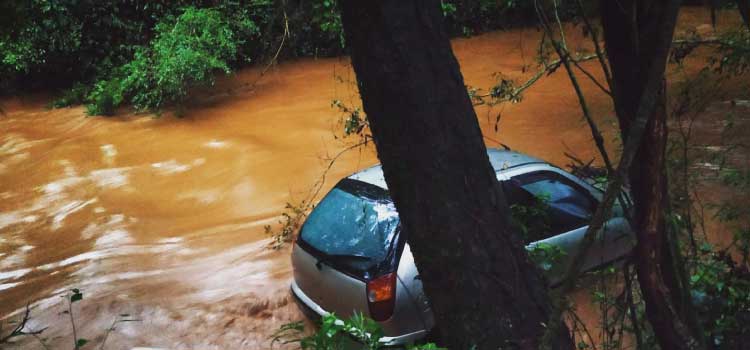 GUARANIAÇU: Veículo com registro de furto é localizado parcialmente submerso no rio Izolina.