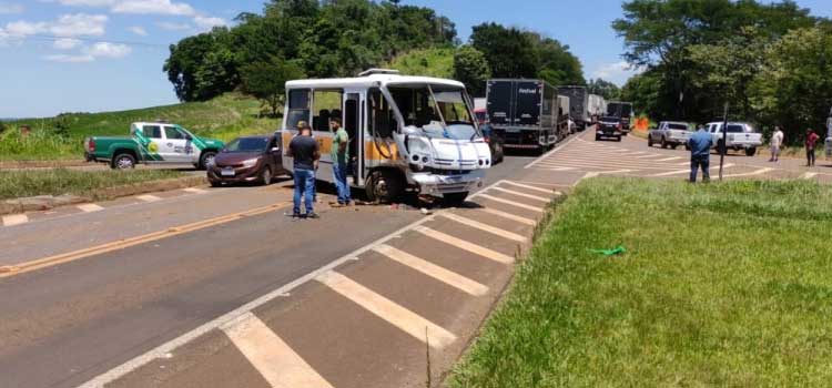 GUARANIAÇU: Ônibus Escolar terceirizado se envolve em acidente na rodovia BR 277