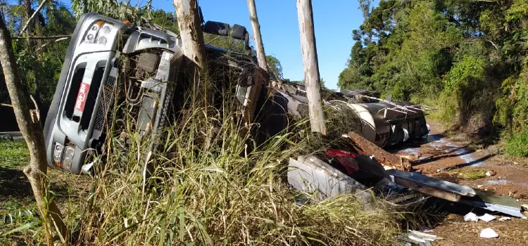 GUARANIAÇU – Caminhão que transportava leite tomba na BR 277