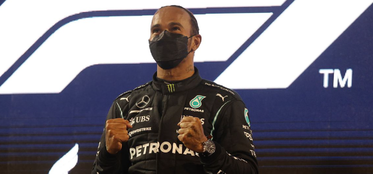 Hamilton segura Verstappen em abertura épica de temporada na Fórmula 1