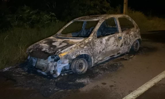 Homem coloca fogo em carro após briga com a ex-companheira em Cascavel