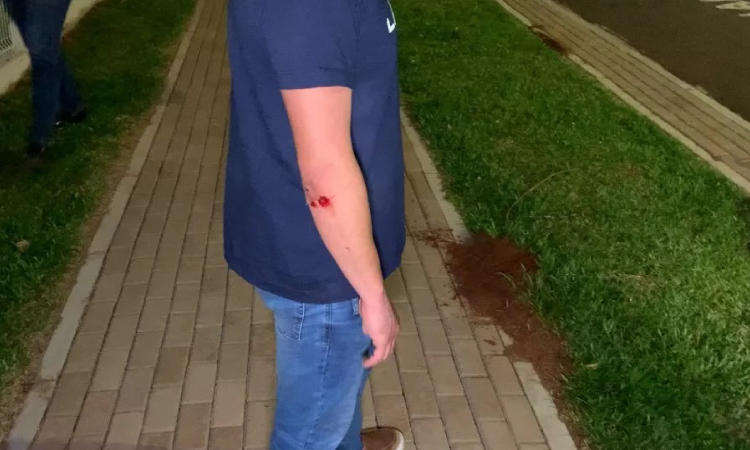 Homem é agredido durante assalto na Praça da Bíblia.