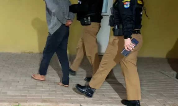 Homem é preso após jogar o filho de dois anos contra parede em Cascavel.