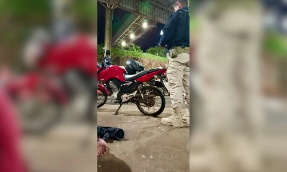 Homem é preso com motocicleta roubada após tentar fugir da PRF na Ponte da Amizade