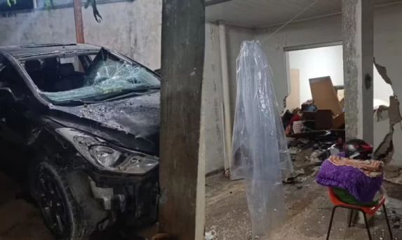 Homem joga carro contra a casa após esposa recusar ter relação sexual no Paraná