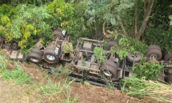 Homem morre após caminhão de Cascavel carregado com cimento tombar na BR-277, em Medianeira