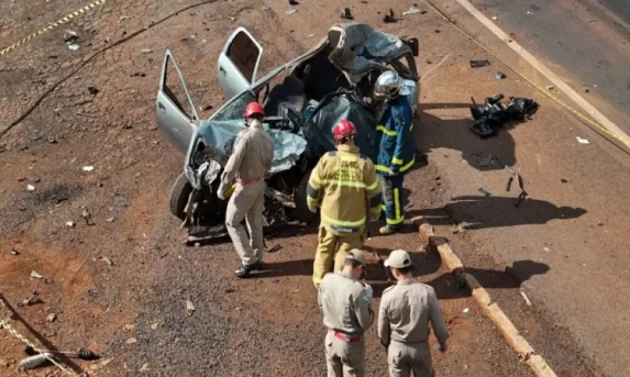 Homem morre em batida frontal entre carro e caminhão na BR 277 em Cantagalo