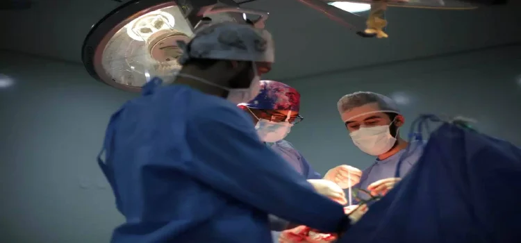 HOSPITAL UNIVERSITÁRIO: do Oeste realiza cirurgia de reconstrução de crânio com molde 3D