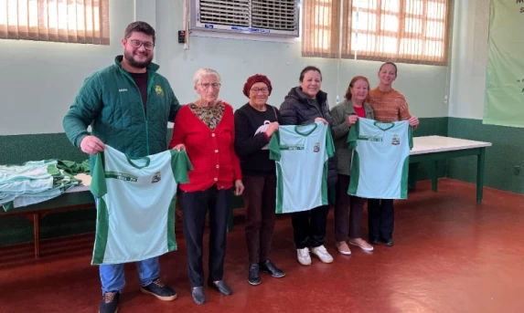 IBEMA: Administração municipal faz entrega de uniformes aos participantes do Clube da Melhor Idade