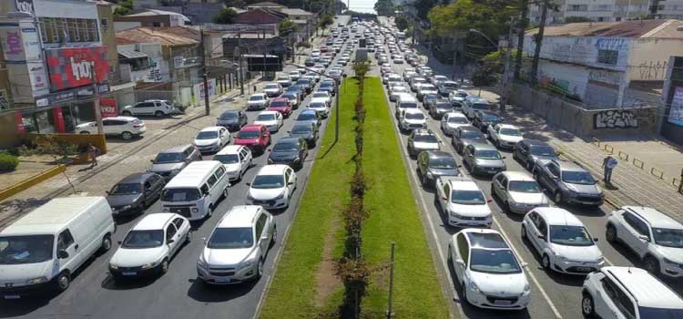 IMPOSTOS: Quase 900 mil veículos estão com IPVA atrasado no Paraná; veja como consultar.