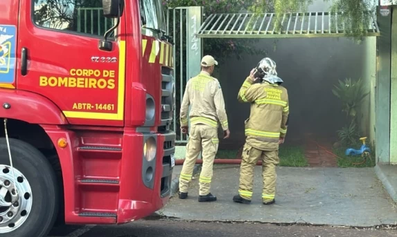 Incêndio atinge residência após criança brincar com isqueiro em Cascavel