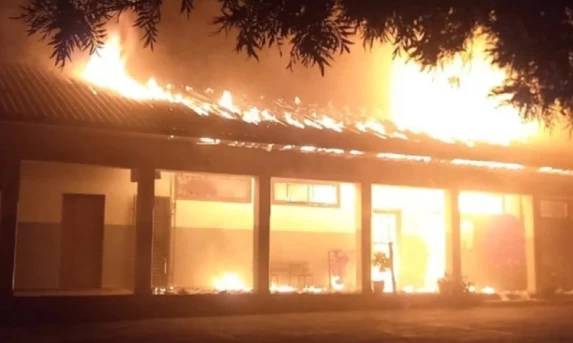 Incêndio de grandes proporções destrói colégio no Paraná.