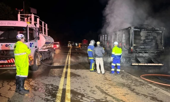 Incêndio destrói carreta carregada com soja na BR-277, em Laranjeiras do Sul