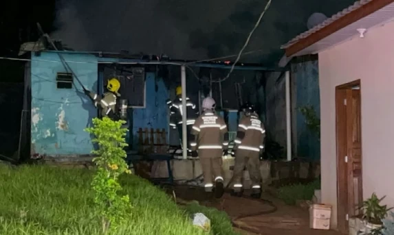 Incêndio destrói residência em Cascavel