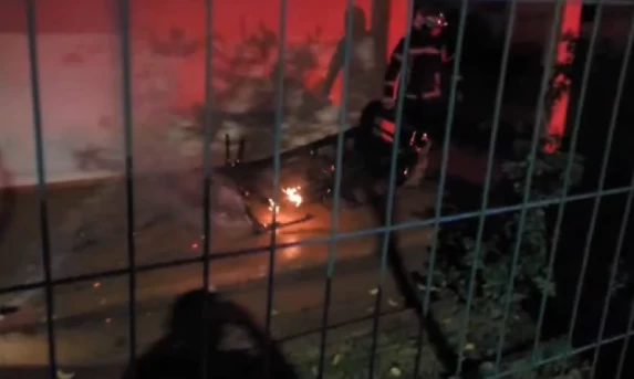 Incêndio em clínica abandonada mobiliza Corpo de Bombeiros no bairro Morumbi em Cascavel