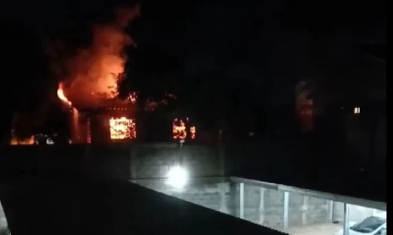 Incêndio em imóvel no bairro Esmeralda mobiliza equipes de Bombeiros em Cascavel.