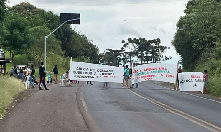 Indígenas realizam manifestação na BR 373 em Mangueirinha