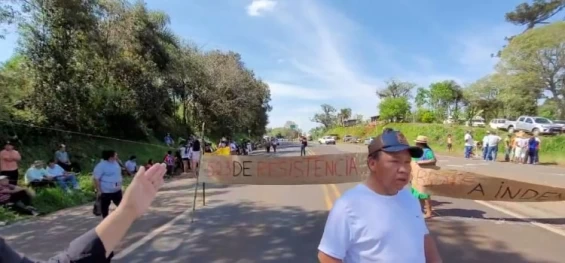 Indígenas TI de Mangueirinha bloqueiam rodovia BR 373 e PR 281 reivindicando indenizações. 