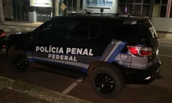 Indivíduos que furtaram veículo do DEPEN em Catanduvas são encaminhados até a Polícia Federal em Cascavel.