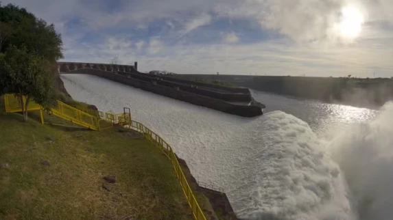 INÉDITO: CHUVAS ACIMA DA MÉDIA ABRE VERTEDOURO DA ITAIPU APÓS QUASE DOIS ANOS SEM USO OPERACIONAL