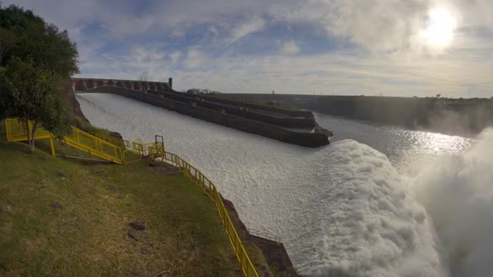 INÉDITO: CHUVAS ACIMA DA MÉDIA ABRE VERTEDOURO DA ITAIPU APÓS QUASE DOIS ANOS SEM USO OPERACIONAL