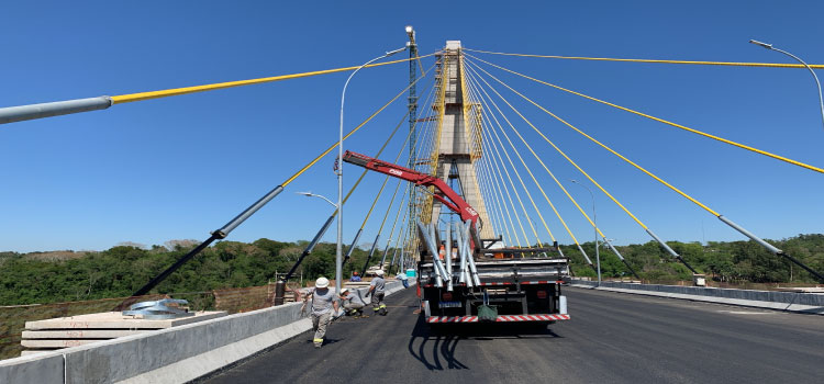 INFRAESTRUTURA: Com estrutura finalizada, Ponte da Integração Brasil-Paraguai atinge 96,6% de conclusão.