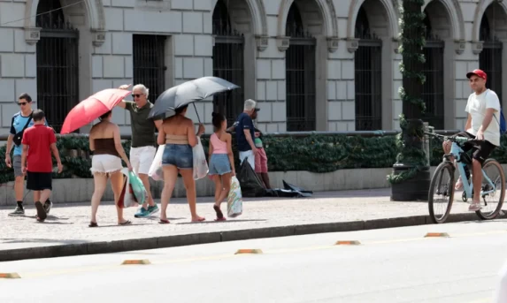 Inmet monitora onda de calor pelo país e emite alerta de tempestades para o Sul