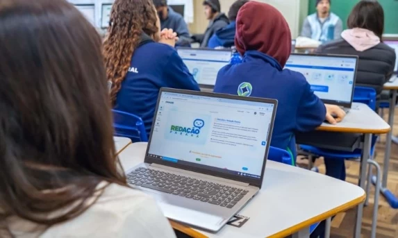Inovação na Educação: Tutor de Inteligência Artificial vai auxiliar estudantes da rede estadual do Paraná na elaboração de redações