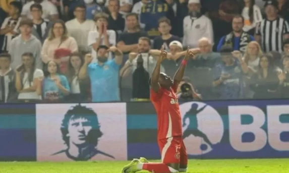 Inter bate o Santos com festa colombiana e vence a primeira fora de casa no Brasileirão.